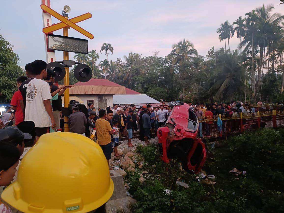 Kecelakaan Mobil Agya Tertabrak KA Sibinuang di Padang Pariaman, Satu Keluarga Tewas