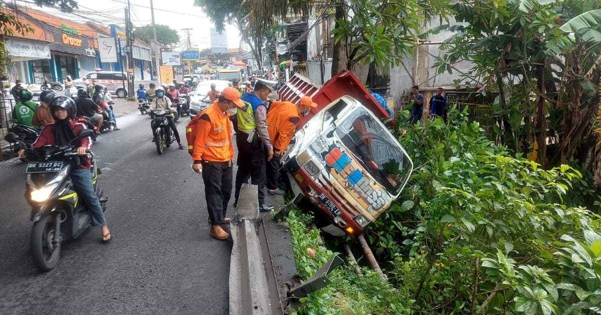 Kecelakaan Tunggal Sopir Tewas usai Dump Truk Terperosok Keluar Jembatan di Jalan Raya Canggu Badung