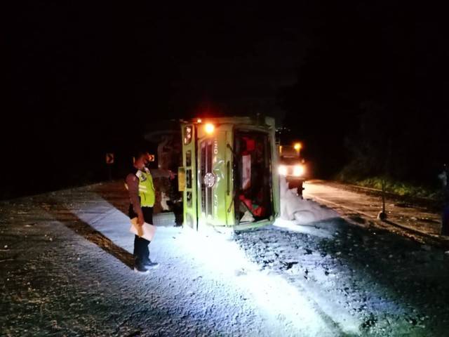 Kecelakaan di Lampung Selatan, Truk Muatan Tepung Alami Rem Blong hingga Terbalik, Sopir Tewas