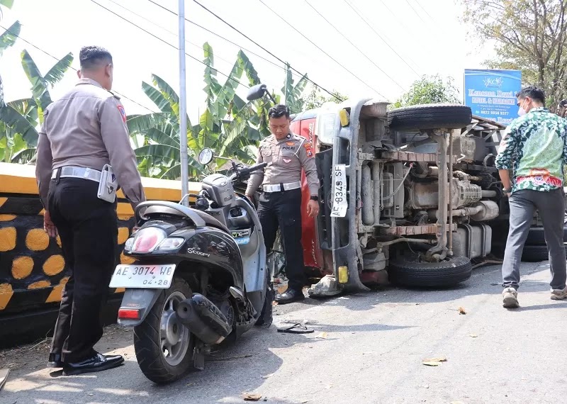 Dua Remaja Wanita Jadi Korban, usai Sepeda Motor Kecelakaan dengan Truk Pasir hingga Terguling