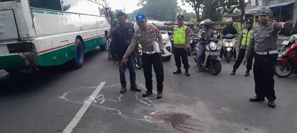 Gagal Mendahului, Pemotor di Magelang Masuk Kolong dan Tewas Terlindas Truk Fuso