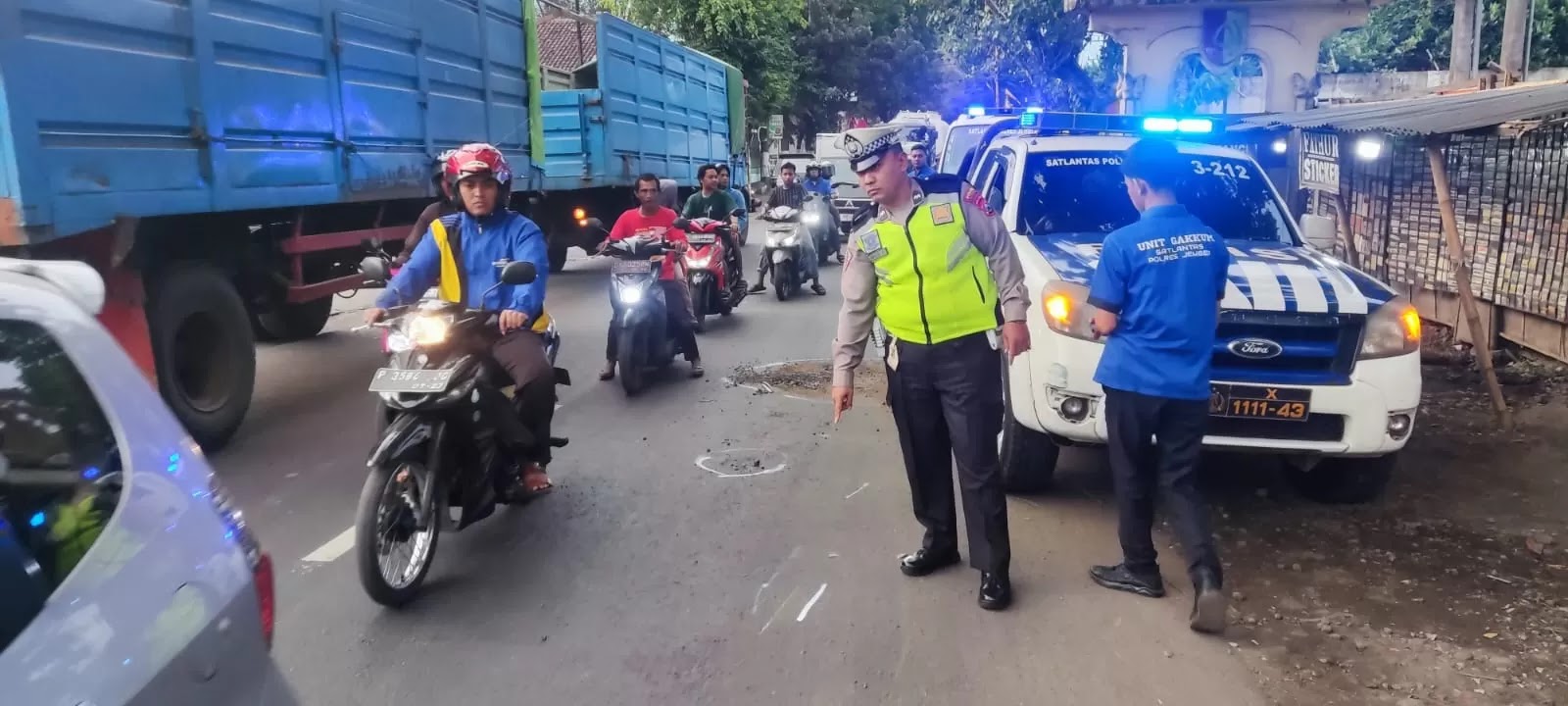 Gagal Nyalip, Seorang Pelajar Tewas usai Motor Tabrakan dengan Mobil Ertiga di Jember