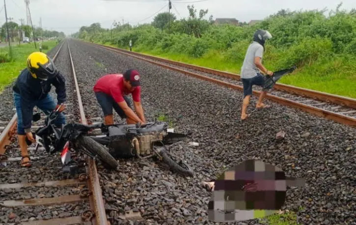 Nekat Terabas Perlintasan Tanpa Palang, Pemotor Tewas Ditabrak Kereta Api